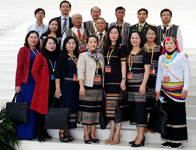 Quang Ngai ជួយឧបត្ថម្ភស្មាតហ្វូនសម្រាប់ប្រជាជនដែលមានកិត្យានុភាពក្នុងចំណោមជនជាតិភាគតិច