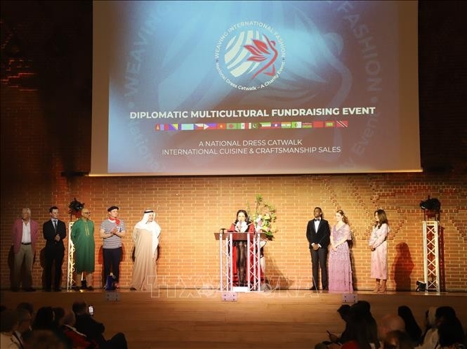 ការសម្រាំង Ao Dai "Journey to Prosperity" បានបង្ហាញខ្លួនគួរអោយចាប់អារម្មណ៍នៅទីក្រុងឡុងដ៍