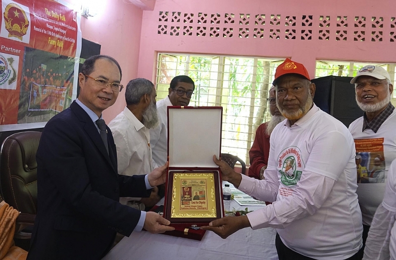 សិក្ខាសាលា “សតិអារម្មណ៍ហូជីមិញស្តីពីវណ្ណៈកសិករ និងជំរុញការផ្លាស់ប្តូររវាងកសិករបង់ក្លាដែស និងវៀតណាម”