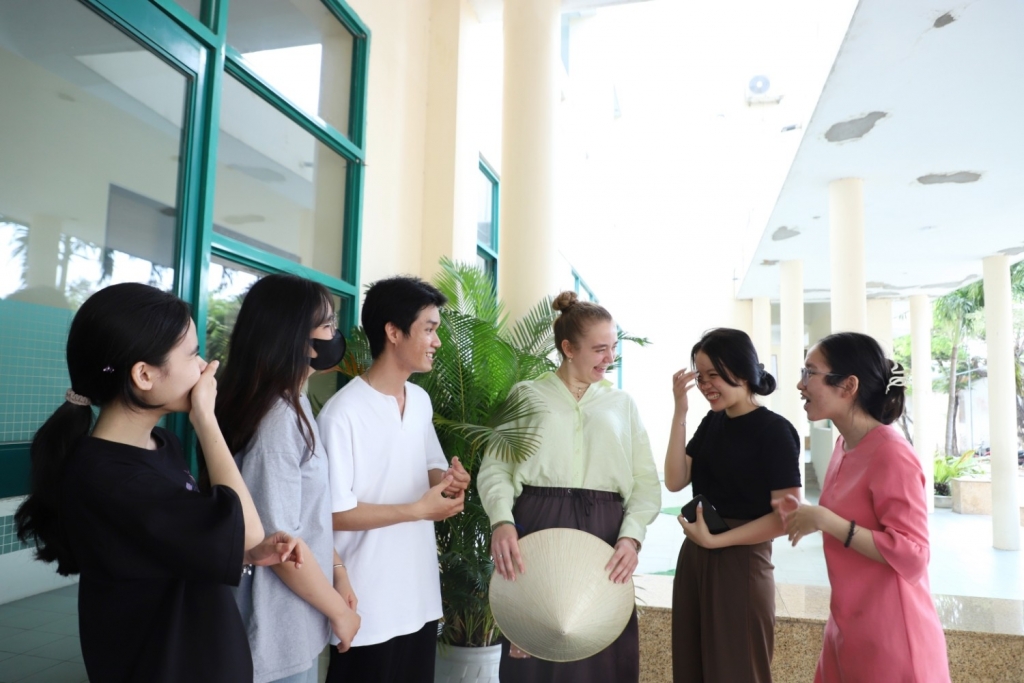 និស្សិតបែលហ្ស៊ិកបង្រៀនភាសាអង់គ្លេសដោយឥតគិតថ្លៃដល់មិត្តភក្តិវៀតណាម