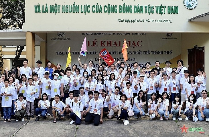 ជំរុំរដូវក្តៅសម្រាប់យុវជនវៀតណាមនៅឯបរទេស និងយុវជនទីក្រុងហូជីមិញឆ្នាំ ២០២៤៖ មោទនភាពជាតិវៀតណាម