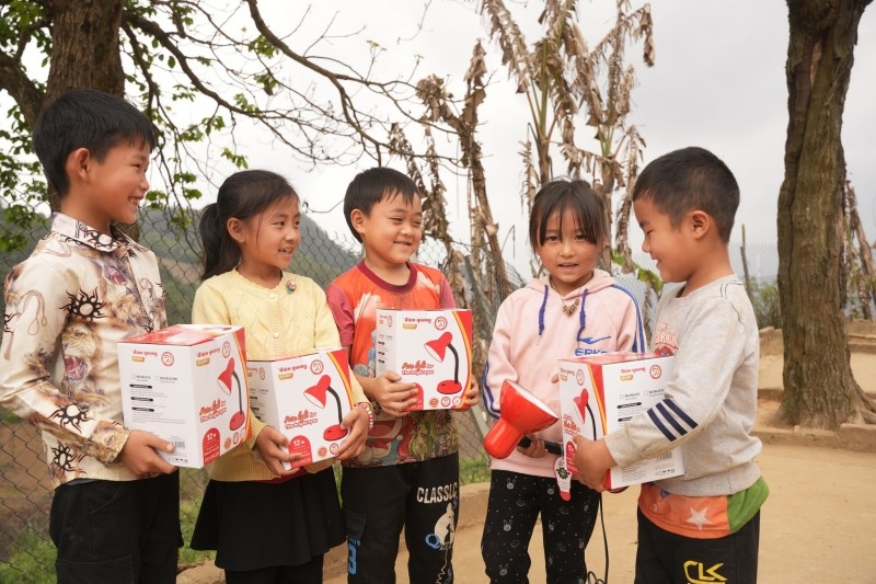អង្គការ ChildFund វៀតណាមបានបរិច្ចាគចង្កៀងតុចំនួន ៦,៩៣០ ដល់សិស្សក្នុងខេត្តចំនួន ៣