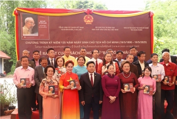 សៀវភៅពីរភាសា “ពូហូនៅប្រទេសថៃ”៖ ឯកសារដ៏មានតម្លៃអំពីពូហូ និងនិមិត្តសញ្ញារស់នៃមិត្តភាពវៀតណាម-ថៃ