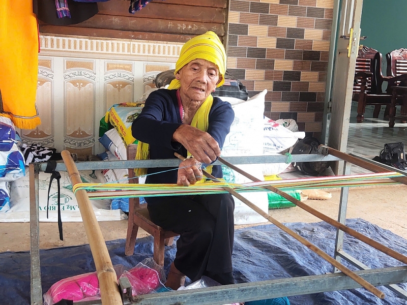 Nghệ nhân thổ cẩm ở Da Long