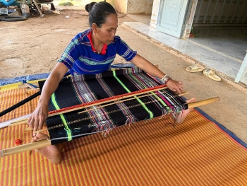Nghệ nhân thổ cẩm ở Da Long