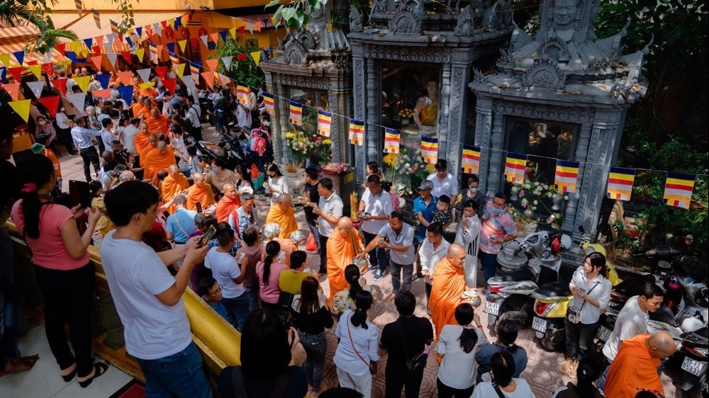 បុណ្យចូលឆ្នាំថ្មីប្រពៃណីជាតិខ្មែរ៖ នៅពេលដែលប្រជាជនខ្មែរទទួលអំណរឆ្នាំថ្មីតាមរយៈពិធីសាសនា ការជួបជុំ និងការចែករំលែក