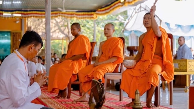 ពលករខ្មែរដែលនៅឆ្ងាយពីស្រុកកំណើត ចូលរួមអបអរសាទរបុណ្យចូលឆ្នាំថ្មីប្រពៃណីជាតិខ្មែរ នៅវត្ត Tong Kim Quang