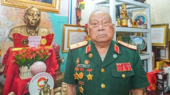 តំណាងដែលមានវ័យចាស់ជាងគេ និងវ័យក្មេងជាងគេ ផ្ញើនូវក្តីសង្ឃឹមចំពោះមហាសន្និបាតរណសិរ្សមាតុភូមិវៀតណាម