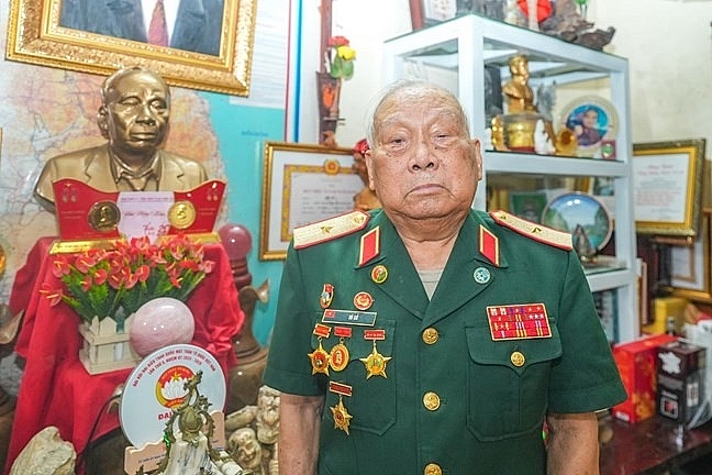តំណាងដែលមានវ័យចាស់ជាងគេ និងវ័យក្មេងជាងគេ ផ្ញើនូវក្តីសង្ឃឹមចំពោះមហាសន្និបាតរណសិរ្សមាតុភូមិវៀតណាម