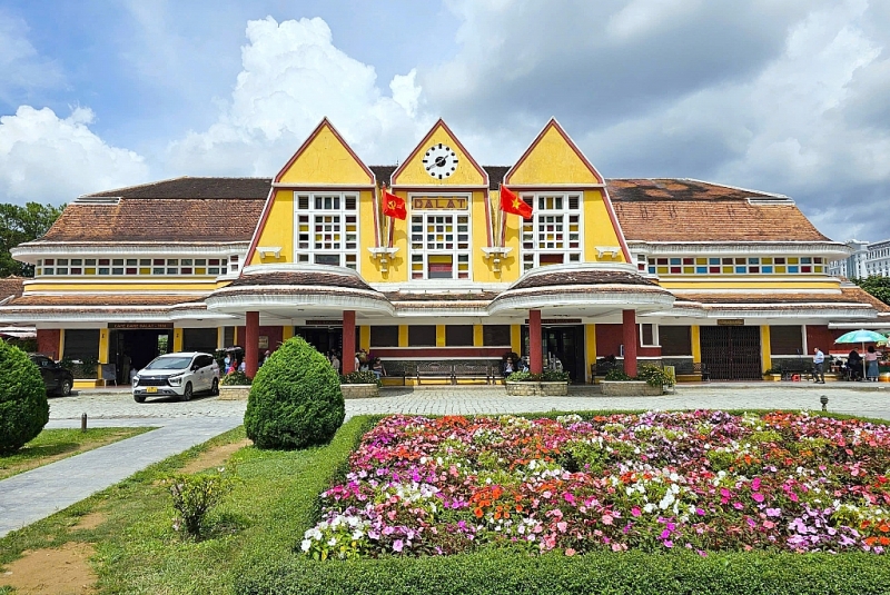 ការចុះហត្ថលេខាលើកិច្ចព្រមព្រៀងចងសម្ព័ន្ធមេត្រីភាពរវាងស្ថានីយរថភ្លើង Da Lat និងស្ថានីយរថភ្លើង Trouville-Deauville៖ “ការជួបជុំគ្នា” ប្រកបដោយអត្ថន័យប្រវត
