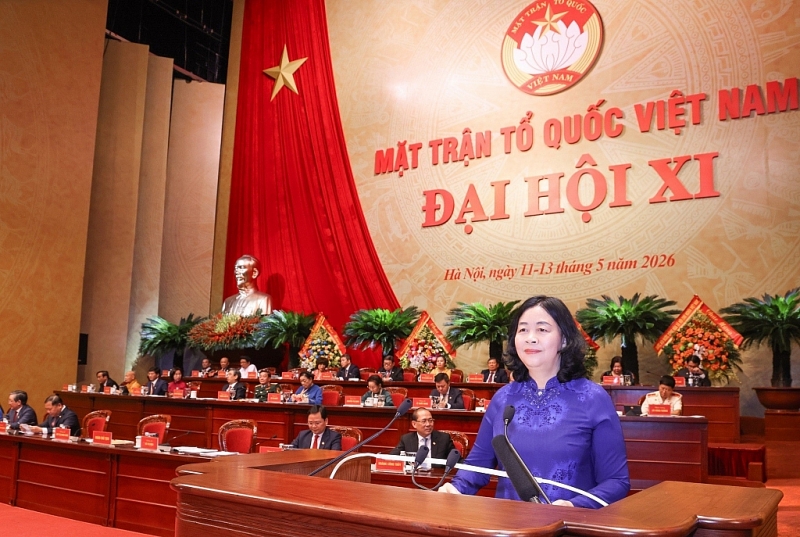លោកស្រី Bui Thi Minh Hoai សមាជិកការិយាល័យនយោបាយ លេខាមជ្ឈិមបក្ស លេខាគណៈកម្មាធិការបក្សរណសិរ្សមាតុភូមិ និងបណ្តាអង្គការមហាជនមជ្ឈិម ប្រធានគណៈកម្មាធិការមជ្ឈិមរណសិរ្សមាតុភូមិវៀតណាម អាណត្តិទី XI ថ្លែងមតិទទួលភារកិច្ច។