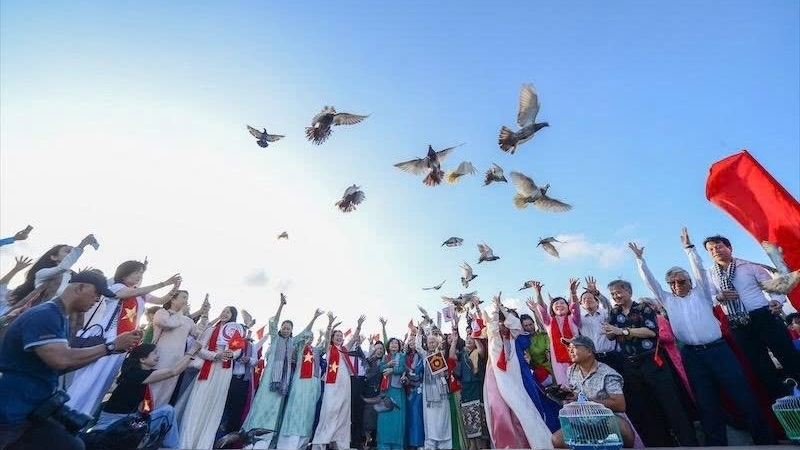 ផ្ញើសារប្រាថ្នាសន្តិភាពពីកោះ Con Dao
