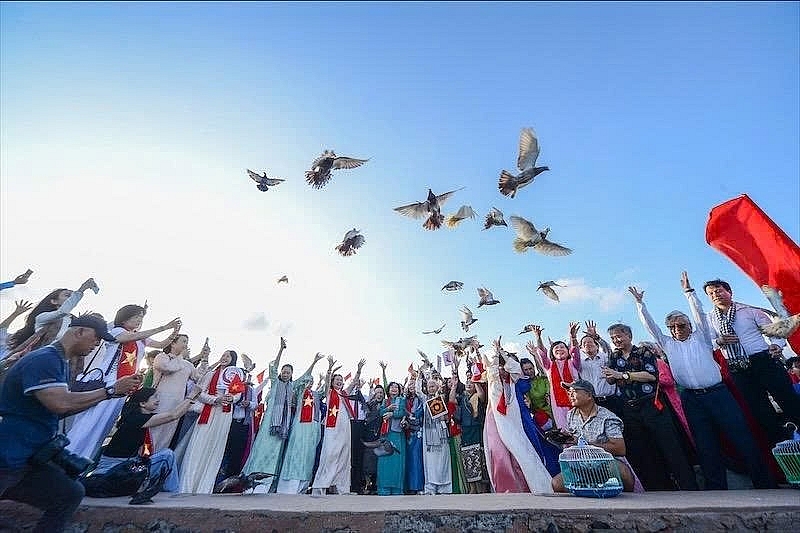 ផ្ញើសារប្រាថ្នាសន្តិភាពពីកោះ Con Dao