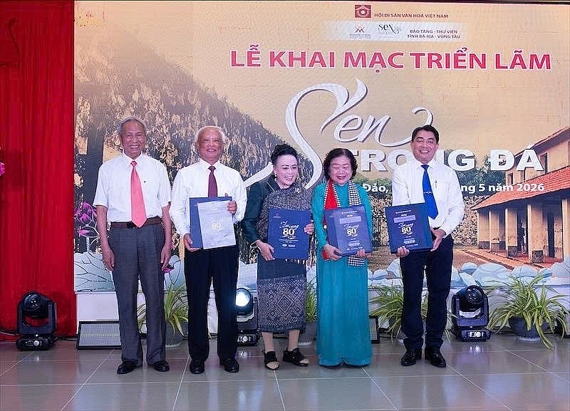 ផ្ញើសារប្រាថ្នាសន្តិភាពពីកោះ Con Dao
