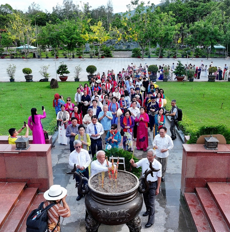 ផ្ញើសារប្រាថ្នាសន្តិភាពពីកោះ Con Dao