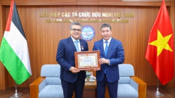 មិត្តភក្តិជនជាតិប៉ាឡេស្ទីន ដែលមានទំនាក់ទំនងយ៉ាងជិតស្និទ្ធជាមួយវៀតណាមអស់រយៈពេលជាង ៤០ ឆ្នាំ ទទួលបានមេដាយរំលឹកអនុស្សាវរីយ៍