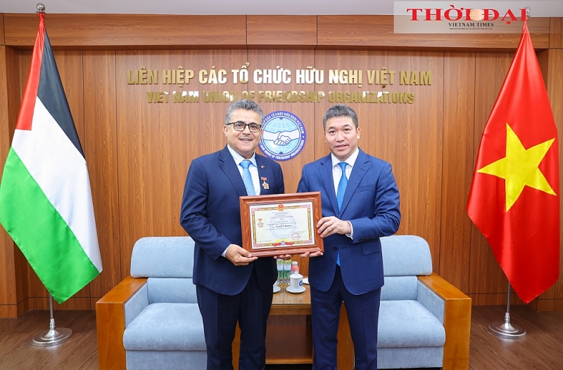 មិត្តភក្តិជនជាតិប៉ាឡេស្ទីន ដែលមានទំនាក់ទំនងយ៉ាងជិតស្និទ្ធជាមួយវៀតណាមអស់រយៈពេលជាង ៤០ ឆ្នាំ ទទួលបានមេដាយរំលឹកអនុស្សាវរីយ៍ មិត្តភក្តិជនជាតិប៉ាឡេស្ទីន ដែលមានទំនាក់ទំនងយ៉ាងជិតស្និទ្ធជាមួយវៀតណាមអស់រយៈពេលជាង ៤០ ឆ្នាំ ទទួលបានមេដាយរំលឹកអនុស្សាវរីយ៍