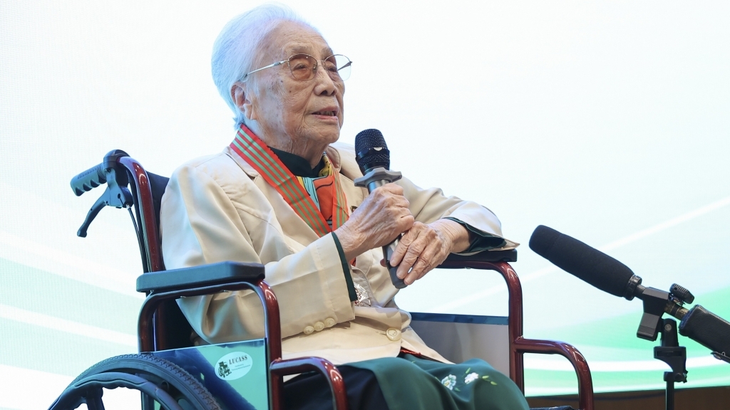 អតីតអនុប្រធានរដ្ឋ លោកស្រី Nguyen Thi Binh ទទួលគ្រឿងឥស្សរិយយស «ផ្កាយគុណបំណាច់» នៃរដ្ឋ ប៉ាឡេស្ទីន