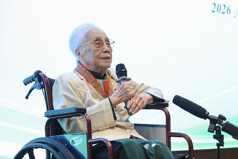 អតីតអនុប្រធានរដ្ឋ លោកស្រី Nguyen Thi Binh ទទួលគ្រឿងឥស្សរិយយស «ផ្កាយគុណបំណាច់» នៃរដ្ឋ ប៉ាឡេស្ទីន