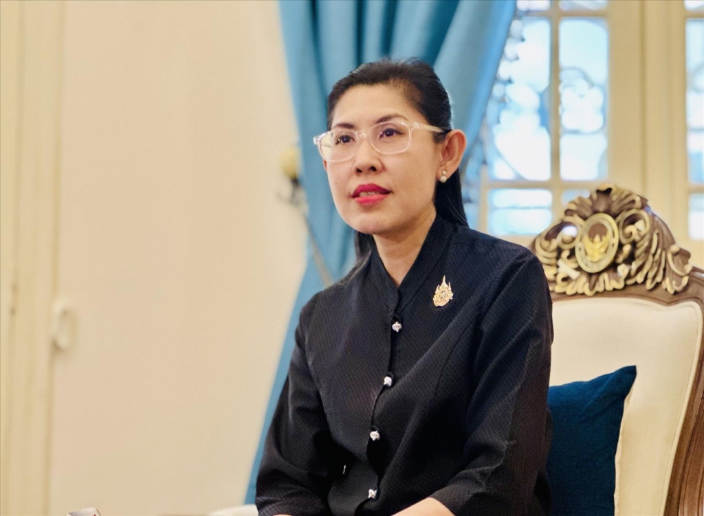 ឯកអគ្គរដ្ឋទូតនៃព្រះរាជាណាចក្រថៃប្រចាំនៅវៀតណាម លោកស្រី Urawadee Sriphiromya ឆ្លើយតបសម្ភាសន៍ចំពោះមុខសារព័ត៌មាន។