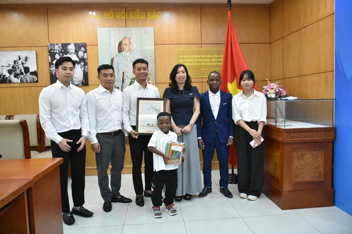 Quang Linh Vlogs និង 