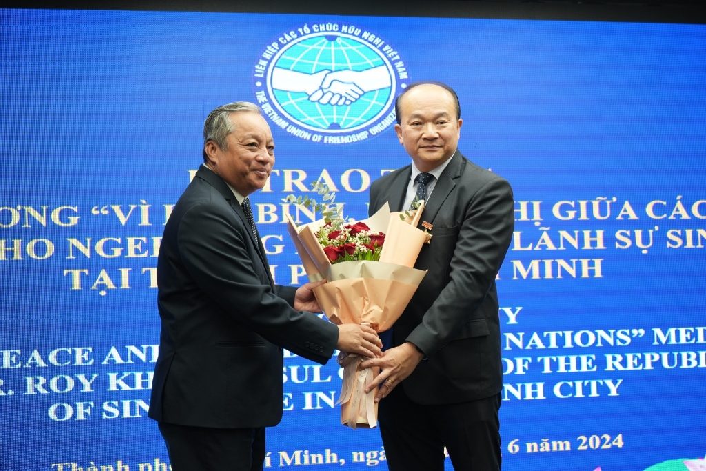 អគ្គកុងស៊ុលសិង្ហបុរីប្រចាំនៅទីក្រុងហូជីមិញ លោក Kho Ngee Seng Roy៖ ជានិច្ចកាលខិតខំរួមចំណែកដល់ទំនាក់ទំនងរវាងប្រជាជន និងប្រជាជនវៀតណាម និងសិង្ហបុរី។