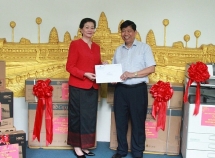 បានបរិច្ចាគសម្ភារៈការិយាល័យជាច្រើនដល់ស្ថានទូតកម្ពុជាប្រចាំប្រទេសវៀតណាម