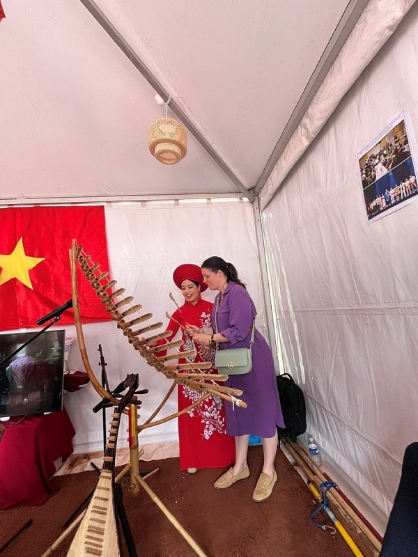 វប្បធម៌ និងទេសចរណ៍វៀតណាមចាប់អារម្មណ៍ក្នុងពិធីបុណ្យកុងស៊ុល Lyon ឆ្នាំ ២០២៤