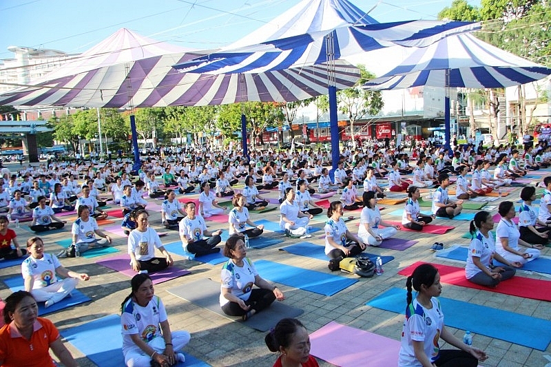 មនុស្សជិត ១,០០០ នាក់ចូលរួមក្នុងទិវា Yoga អន្តរជាតិឆ្នាំ ២០២៤ នៅទីក្រុង Can Tho