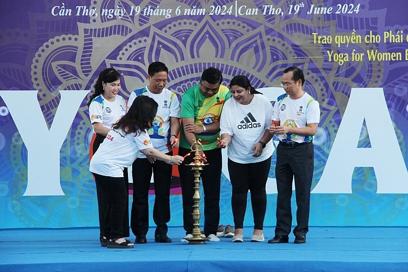 មនុស្សជិត ១,០០០ នាក់ចូលរួមក្នុងទិវា Yoga អន្តរជាតិឆ្នាំ ២០២៤ នៅទីក្រុង Can Tho