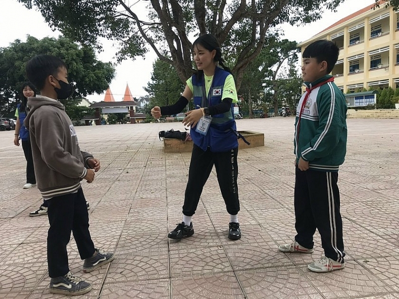និស្សិត Da Lat ទទួលបានចំណេះដឹងបន្ថែមអំពីវប្បធម៌កូរ៉េខាងត្បូងពីអ្នកស្ម័គ្រចិត្តមកពីប្រទេសផ្សេង