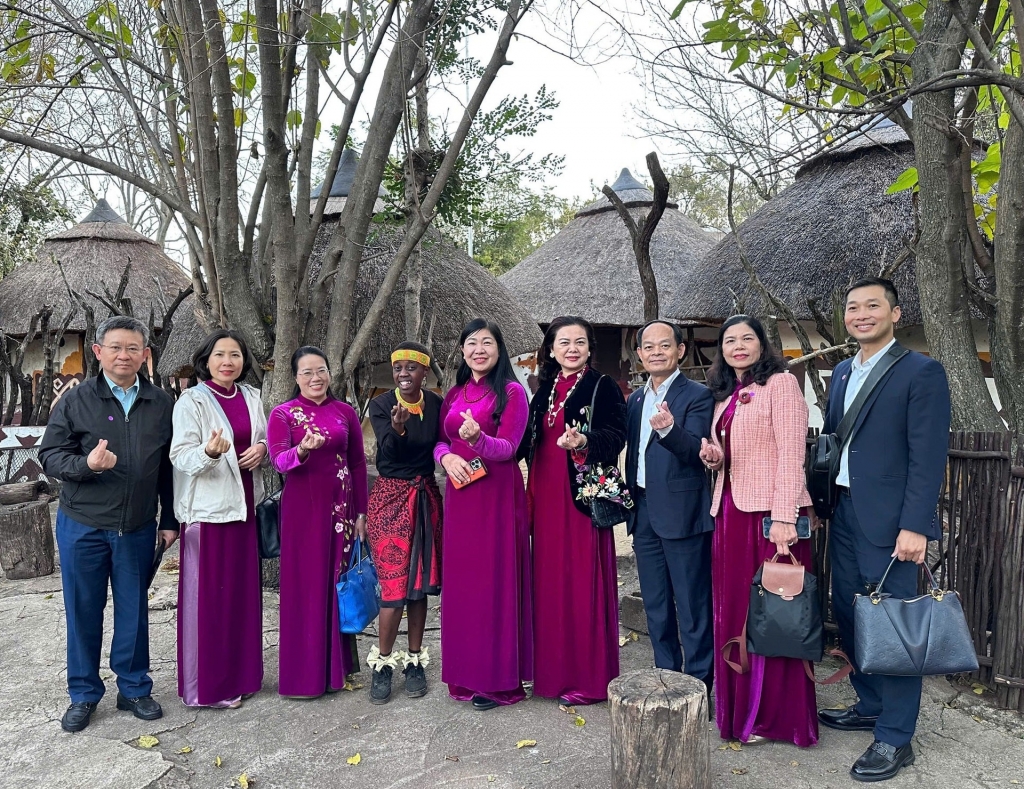 ទីក្រុងហាណូយបង្កើនការផ្លាស់ប្តូរប្រជាជន និងពង្រីកកិច្ចសហប្រតិបត្តិការពហុវិស័យជាមួយអាហ្វ្រិកខាងត្បូង