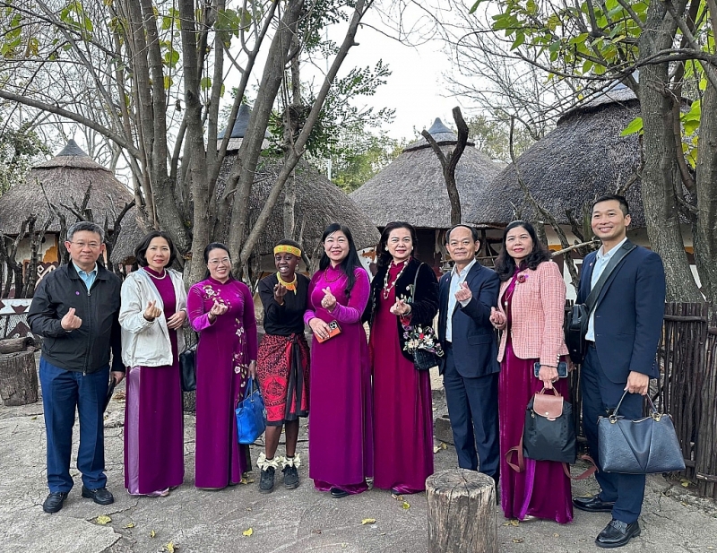 ទីក្រុងហាណូយបង្កើនការផ្លាស់ប្តូរប្រជាជន និងពង្រីកកិច្ចសហប្រតិបត្តិការពហុវិស័យជាមួយអាហ្វ្រិកខាងត្បូង