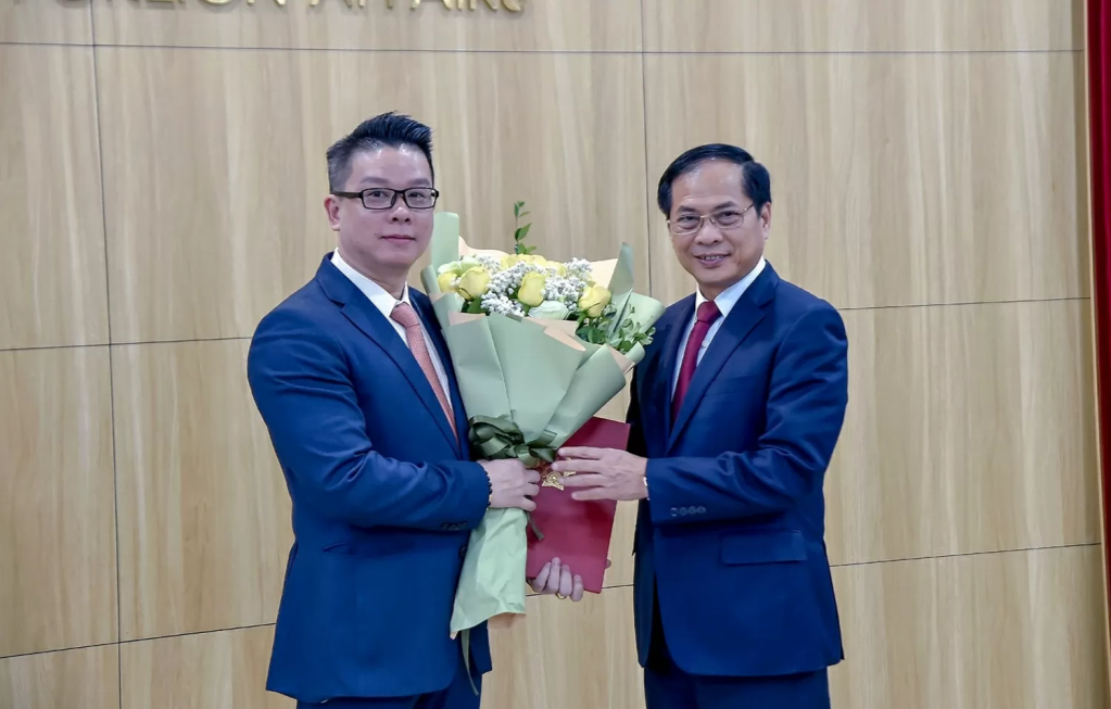 លោក Bui Thanh Son ឧបនាយករដ្ឋមន្ត្រី និងជារដ្ឋមន្ត្រីក្រសួងការបរទេស ប្រគល់សេចក្តីសម្រេចចិត្តតែងតាំងអគ្គកុងស៊ុលវៀតណាមប្រចាំនៅកម្ពុជា