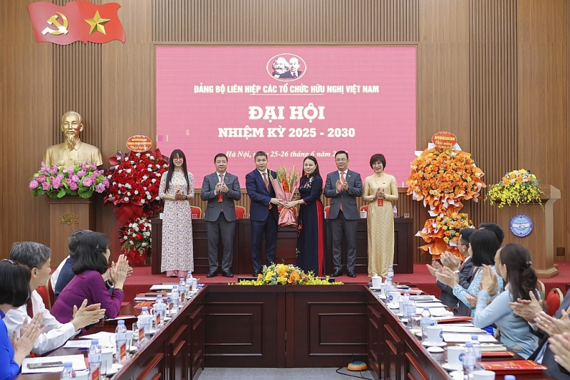 គណៈកម្មាធិការបក្សនៃសម្ព័ន្ធអង្គការមិត្តភាពវៀតណាមអាណត្តិឆ្នាំ ២០២៥ - ២០៣០៖ នវានុវត្តន៍ វិជ្ជាជីវៈ បង្កើតការទូតប្រជាជនក្លាហាន ទំនើប និងមានប្រសិទ្ធភាព