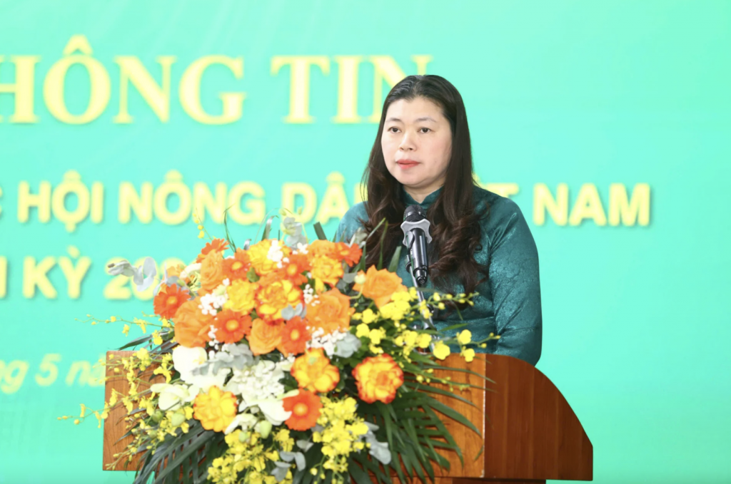 លោកស្រី Nguyen Thị Viet Ha អនុប្រធានគណៈការងារកសិករ (គណៈកម្មាធិការមជ្ឈិមសមាគមកសិករវៀតណាម) បានផ្តល់ព័ត៌មានអំពីខ្លឹមសារគ្រឹះនានានៃមហាសន្និបាត។