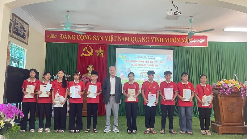 JVPF រួមដំណើរជាមួយសិស្សានុសិស្សមានជីវភាពលំបាក និងជនរងគ្រោះដោយសារសារធាតុពុលគីមីពណ៌លឿងទុំនៅខេត្តបាក់និញ