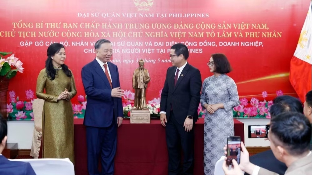 អគ្គលេខាបក្ស និងជាប្រធានរដ្ឋវៀតណាម ជួបសម្តែងការគួរសមជាមួយតំណាងសហគមន៍ប្រជាជនវៀតណាមនៅប្រទេសហ្វីលីពីន