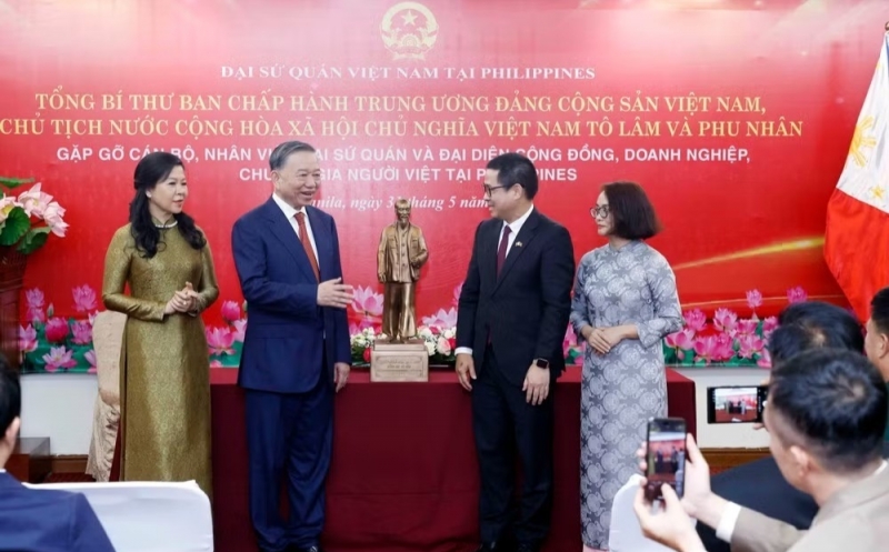 អគ្គលេខាបក្ស និងជាប្រធានរដ្ឋវៀតណាម ជួបសម្តែងការគួរសមជាមួយតំណាងសហគមន៍ប្រជាជនវៀតណាមនៅប្រទេសហ្វីលីពីន