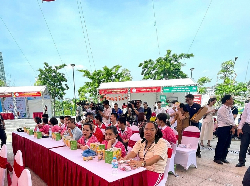 ការចែករំលែកសេចក្តីស្រឡាញ់ដល់កុមារងាយរងគ្រោះ ក្នុងឱកាសទិវាកុមារអន្តរជាតិ ១ មិថុនា