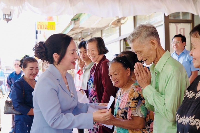 ការប្រគល់អំណោយចំនួន ១០០ ចំណែក ជូនដល់អាណិកជន និងប្រជាពលរដ្ឋដែលមានជីវភាពខ្វះខាត នៅក្នុងខេត្តចំប៉ាសាក់ (ប្រទេសឡាវ) ការប្រគល់អំណោយចំនួន ១០០ ចំណែក ជូនដល់អាណិកជន និងប្រជាពលរដ្ឋដែលមានជីវភាពខ្វះខាត នៅក្នុងខេត្តចំប៉ាសាក់ (ប្រទេសឡាវ)