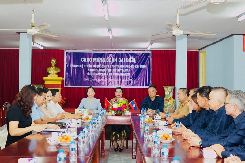 ការប្រគល់អំណោយចំនួន ១០០ ចំណែក ជូនដល់អាណិកជន និងប្រជាពលរដ្ឋដែលមានជីវភាពខ្វះខាត នៅក្នុងខេត្តចំប៉ាសាក់ (ប្រទេសឡាវ) ការប្រគល់អំណោយចំនួន ១០០ ចំណែក ជូនដល់អាណិកជន និងប្រជាពលរដ្ឋដែលមានជីវភាពខ្វះខាត នៅក្នុងខេត្តចំប៉ាសាក់ (ប្រទេសឡាវ)