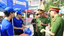 Vinamilk រួមដៃគ្នាផ្សព្វផ្សាយសារ "មាតុភូមិប្រកបដោយសេចក្តីសុខសាន្ត" ជាមួយផលិតផលចំនួន ៤០,០០០ ដប/ប្រអប់ ជូនដល់សហគមន៍
