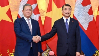 នាយករដ្ឋមន្ត្រី Le Minh Hung ដឹកនាំពិធីទទួលបដិសណ្ឋារកិច្ចនាយករដ្ឋមន្ត្រីកម្ពុជា