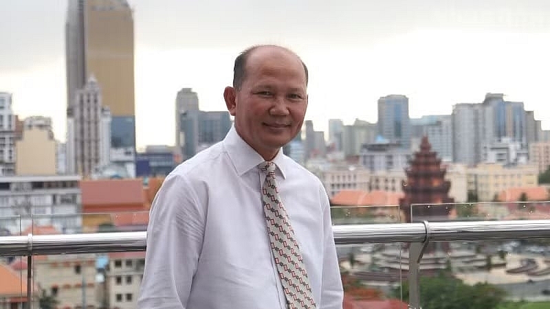 លោកសាស្ត្រាចារ្យបរិញ្ញាបត្រជាន់ខ្ពស់ អ៊ុច លាង ប្រធានស្តីទីនៃនាយកដ្ឋានស្រាវជ្រាវអាស៊ី-អាហ្វ្រិក និងមជ្ឈិមបូព៌ា នៃវិទ្យាស្ថានទំនាក់ទំនងអន្តរជាតិនៃរាជបណ្ឌិត្យសភាកម្ពុជា និងជាប្រធានសមាគមនិស្សិតចាស់កម្ពុជាធ្លាប់សិក្សានៅប្រទេសវៀតណាម។ លោកសាស្ត្រាចារ្យបរិញ្ញាបត្រជាន់ខ្ពស់ អ៊ុច លាង ប្រធានស្តីទីនៃនាយកដ្ឋានស្រាវជ្រាវអាស៊ី-អាហ្វ្រិក និងមជ្ឈិមបូព៌ា នៃវិទ្យាស្ថានទំនាក់ទំនងអន្តរជាតិនៃរាជបណ្ឌិត្យសភាកម្ពុជា និងជាប្រធានសមាគមនិស្សិតចាស់កម្ពុជាធ្លាប់សិក្សានៅប្រទេសវៀតណាម។