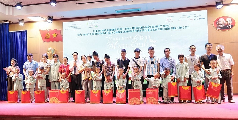 ថ្នាក់ដឹកនាំមន្ទីរសុខាភិបាល និងតំណាងអ្នកឧបត្ថម្ភ ប្រគល់កាដូជូនដល់កុមារមានជំងឺ និងក្រុមគ្រួសារដែលបានចូលរួមក្នុងកម្មវិធី។