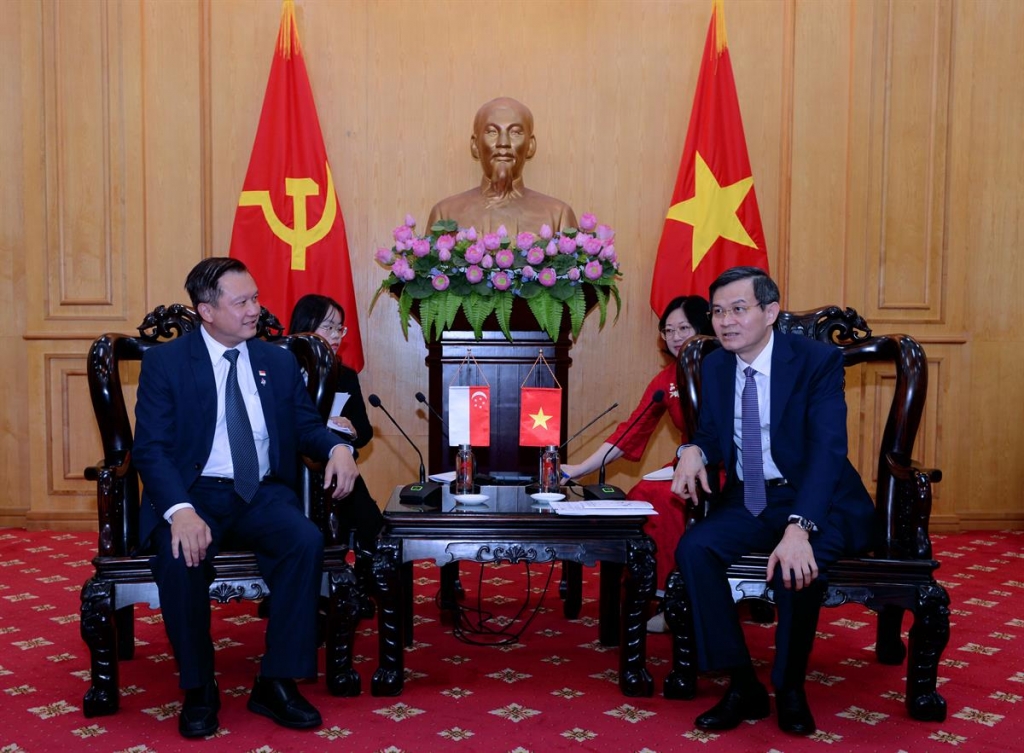 សមមិត្ត Doan Minh Huan សមាជិកការិយាល័យនយោបាយ និងជានាយកវិទ្យាស្ថាននយោបាយជាតិហូជីមិញ (ខាងស្តាំ) ទទួលជួបសម្តែងការគួរសមជាមួយលោក Lee Hong Chuang ប្រធានសមាជិកសភានៃសភាសិង្ហបុរី និងជាប្រធានក្រុមសមាជិកសភាប្រចាំតំបន់ Jurong East-Bukit Batok GRC។
