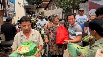ការប្រគល់អំណោយចំនួន ៥០០ កញ្ចប់ ជូនដល់បងប្អូនប្រជាពលរដ្ឋដើមកំណើតវៀតណាម និងប្រជាជនខ្មែរ ក្នុងខេត្តបាត់ដំបង និងខេត្តពោធិ៍សាត់ (ប្រទេសកម្ពុជា)