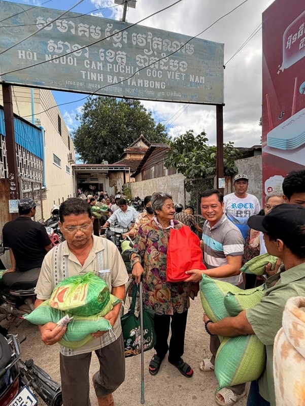 ការប្រគល់អំណោយចំនួន ៥០០ កញ្ចប់ ជូនដល់បងប្អូនប្រជាពលរដ្ឋដើមកំណើតវៀតណាម និងប្រជាជនខ្មែរ ក្នុងខេត្តបាត់ដំបង និងខេត្តពោធិ៍សាត់ (ប្រទេសកម្ពុជា) ការប្រគល់អំណោយចំនួន ៥០០ កញ្ចប់ ជូនដល់បងប្អូនប្រជាពលរដ្ឋដើមកំណើតវៀតណាម និងប្រជាជនខ្មែរ ក្នុងខេត្តបាត់ដំបង និងខេត្តពោធិ៍សាត់ (ប្រទេសកម្ពុជា)