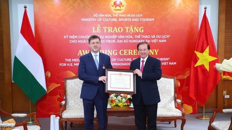 ការប្រគល់គ្រឿងឥស្សរិយយសអនុស្សាវរីយ៍ «ដើម្បីបុព្វហេតុវប្បធម៌ កីឡា និងទេសចរណ៍» ជូនដល់ឯកអគ្គរដ្ឋទូតហុងហ្គារីប្រចាំនៅវៀតណាម